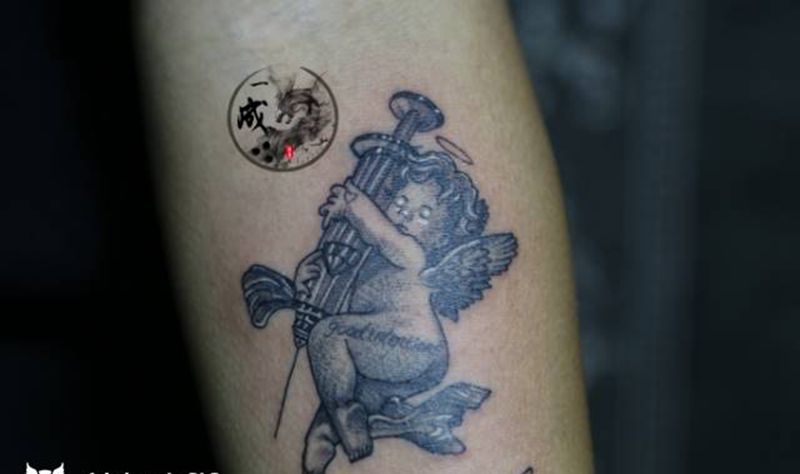 小天使纹身图片_手臂新传统纹身图案