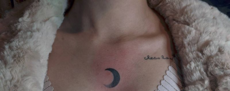 月亮纹身图片_胸部纹身图案