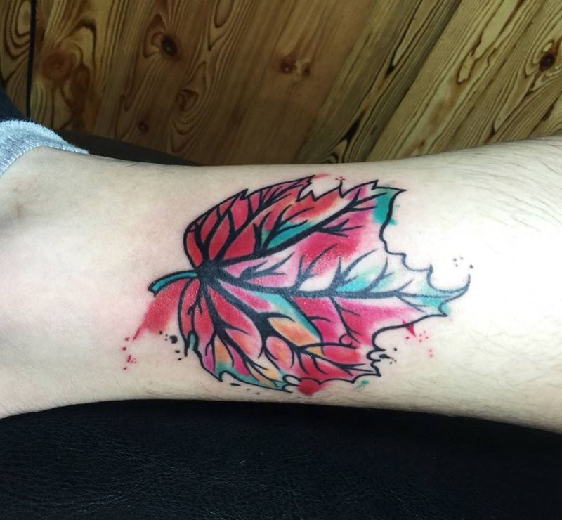 彩色枫叶纹身图片