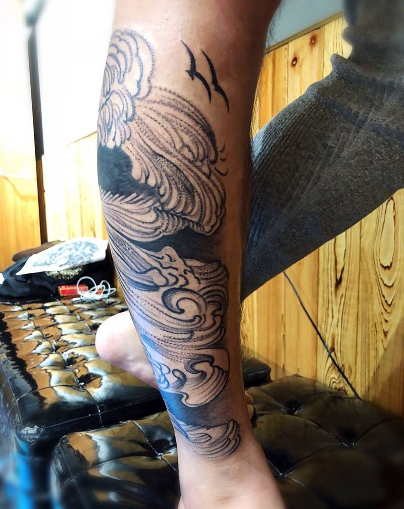 小腿纹身，咆哮的海浪纹身图片