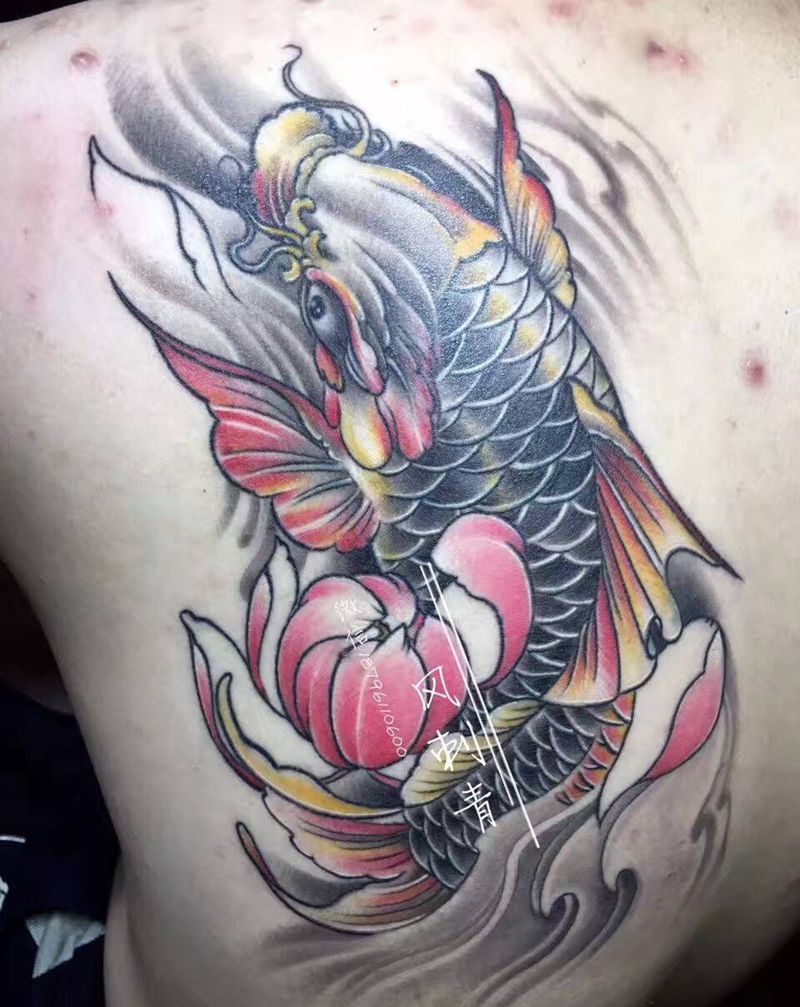 后背鲤鱼纹身图片