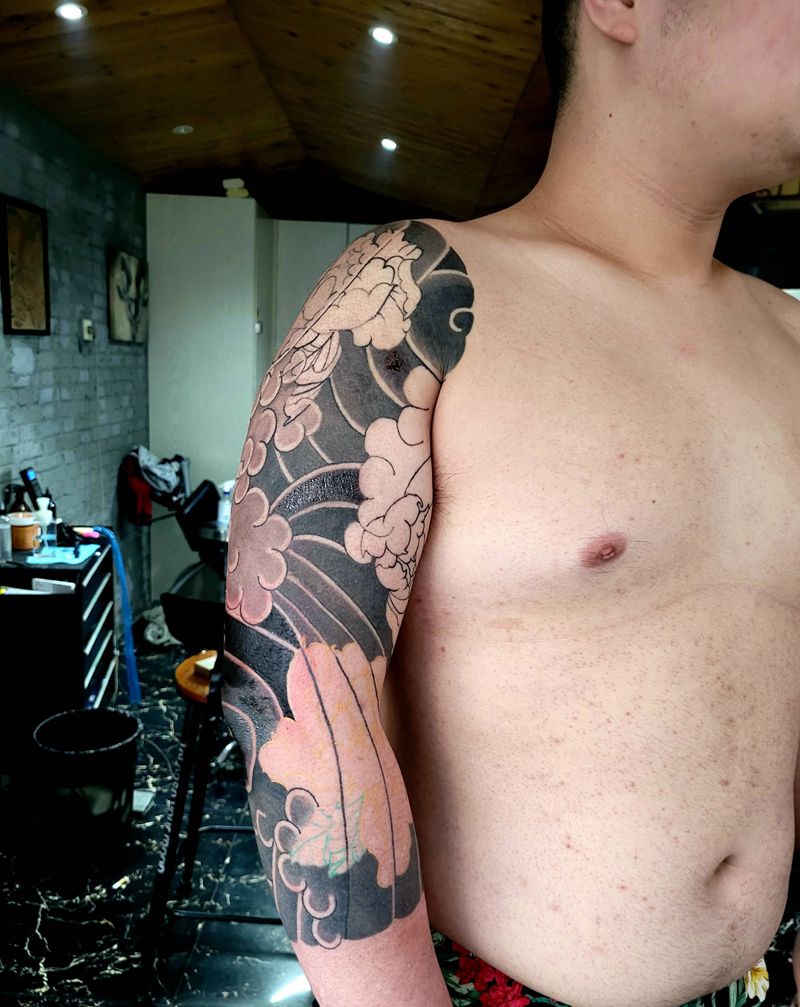 牡丹纹身图片_手臂老传统纹身图案