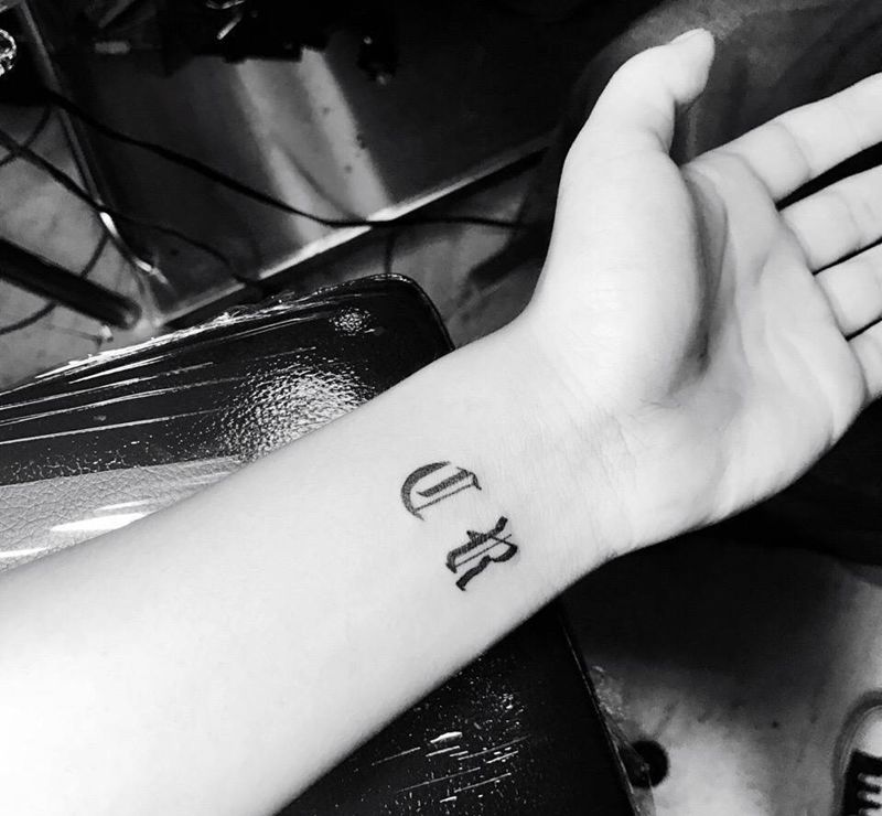 手腕哥特纹身图片_成品手部字符纹身图案