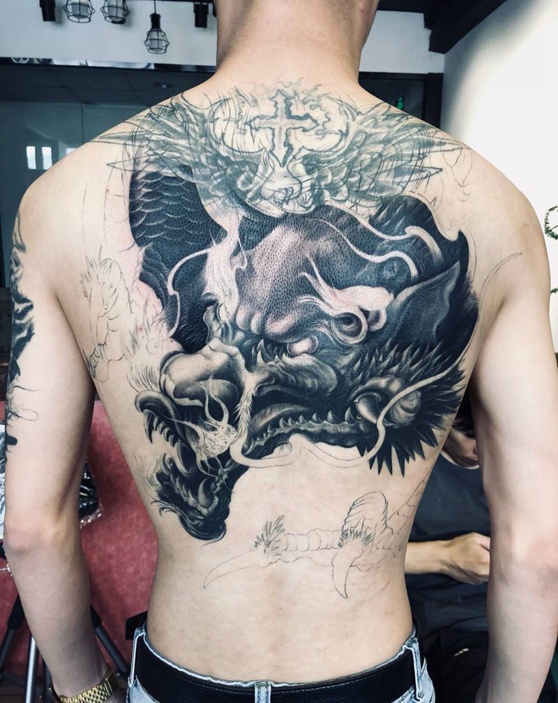 遮盖翅膀纹身图片_背部臀部新传统欧美写实纹身图案