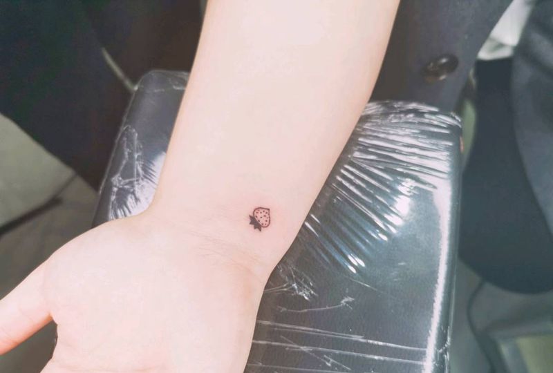 小草莓纹身图片_手部手臂纹身图案