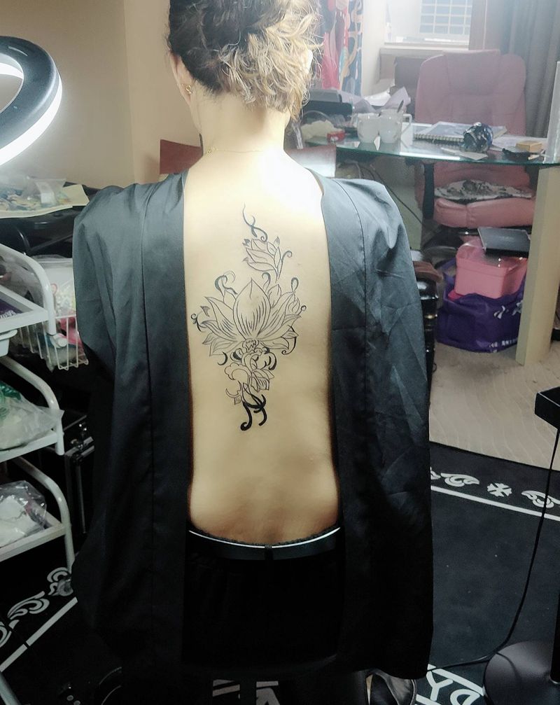 荷花:-O纹身图片_背部纹身图案