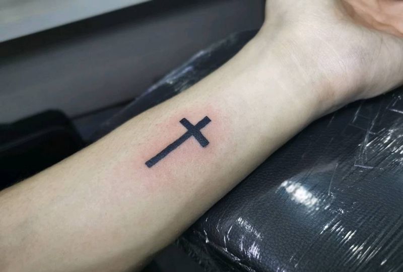 小十字架纹身图片_手臂纹身图案