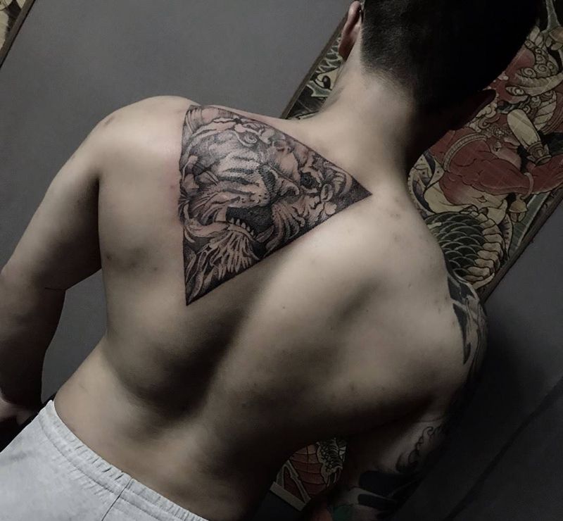 狮 未完纹身图片_背部点刺几何纹身图案