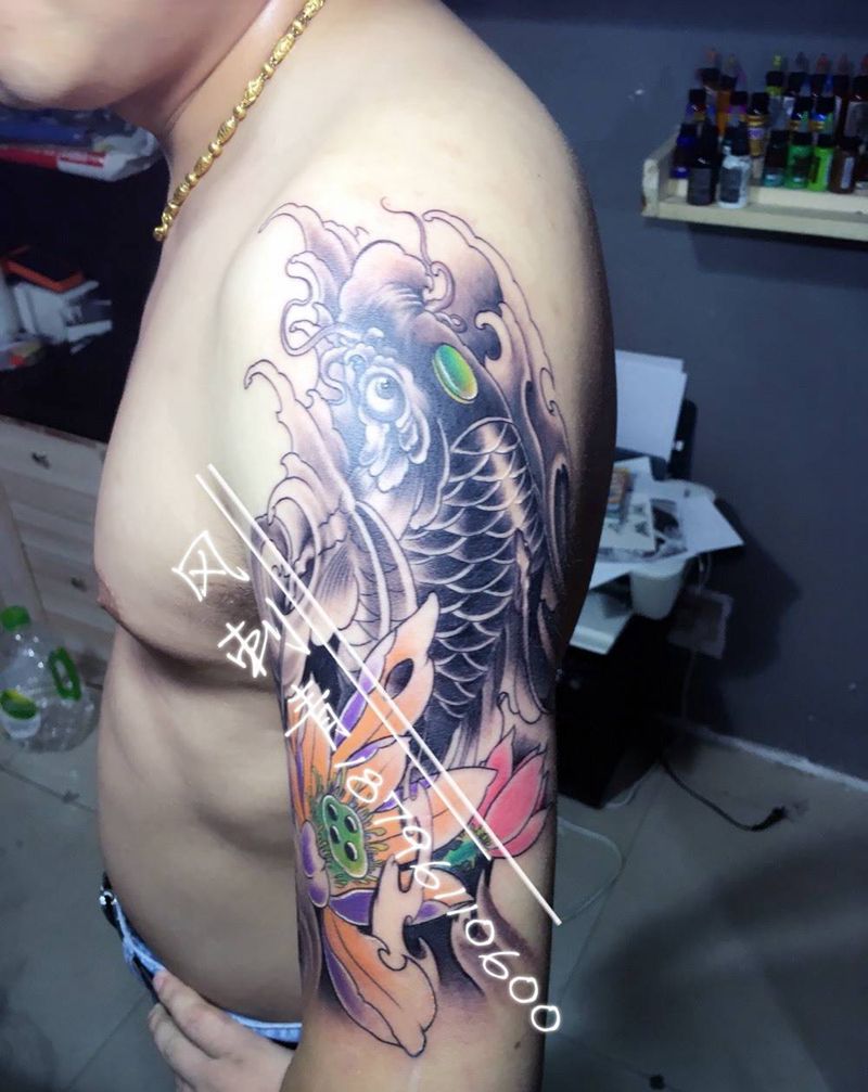 包臂锦鲤纹身图片