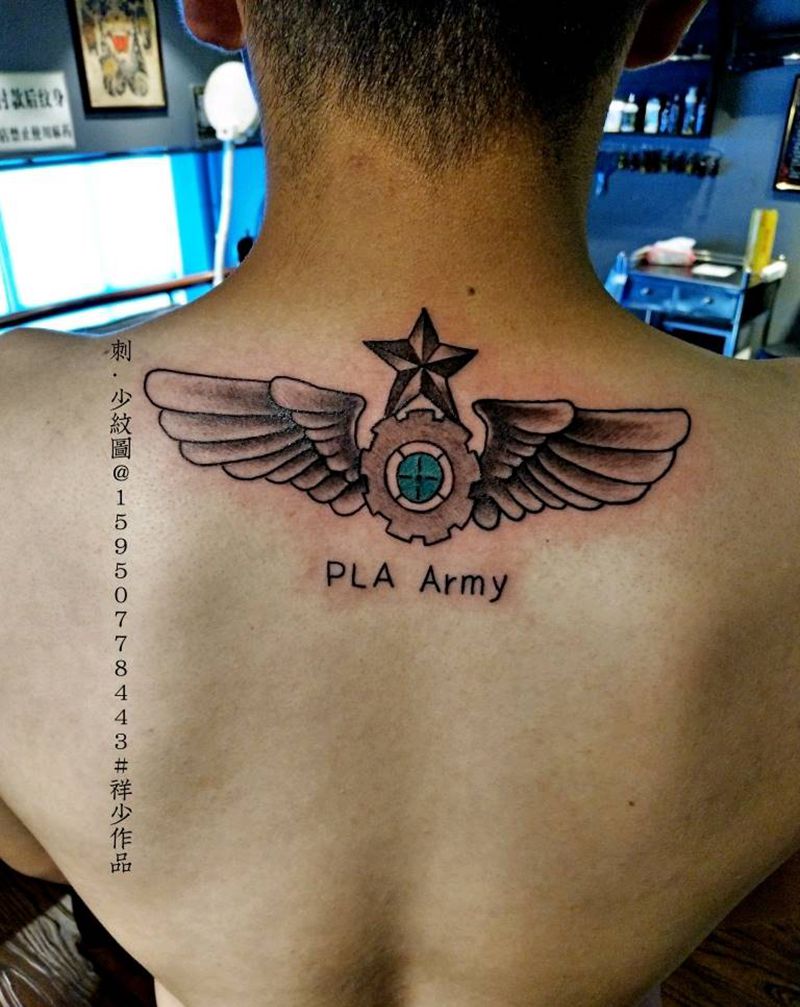 带着理想的翅膀纹身图片_背部纹身图案