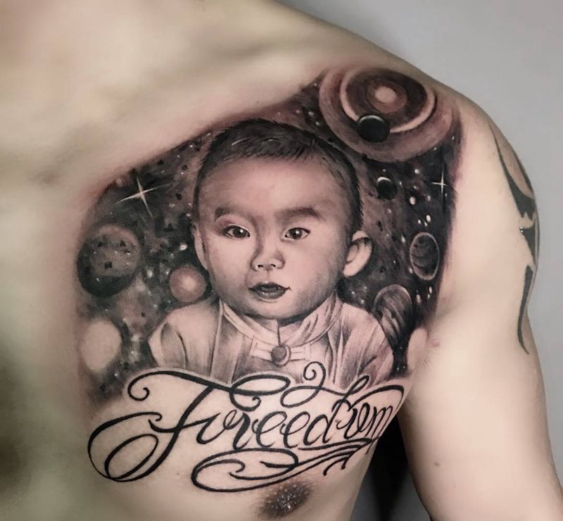 父愛纹身图片_胸部欧美写实花体字纹身图案