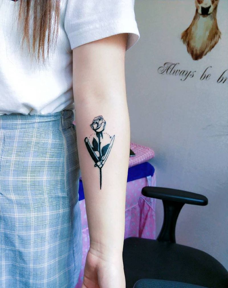 刀和花纹身图片