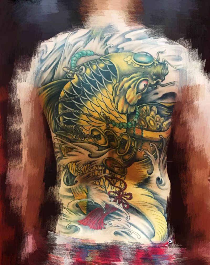 满背招财大鲤鱼纹身图片