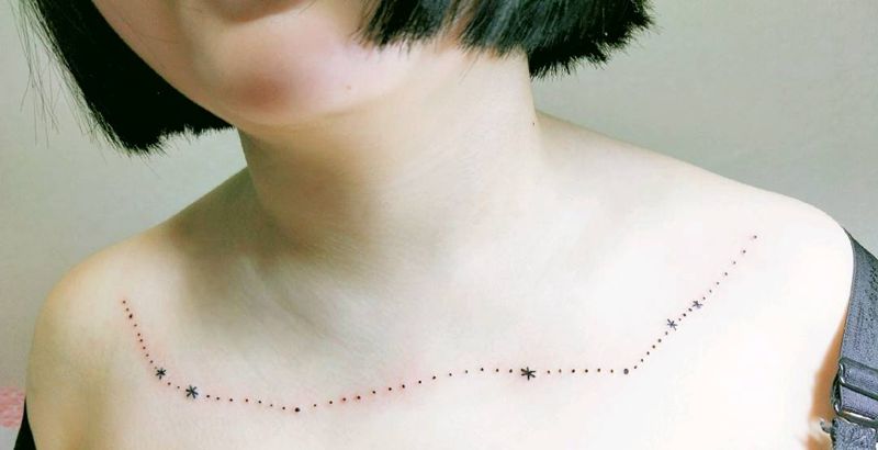 胸前星线图纹身图片