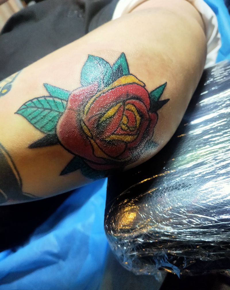 手肘玫瑰花纹身图片_手臂纹身图案