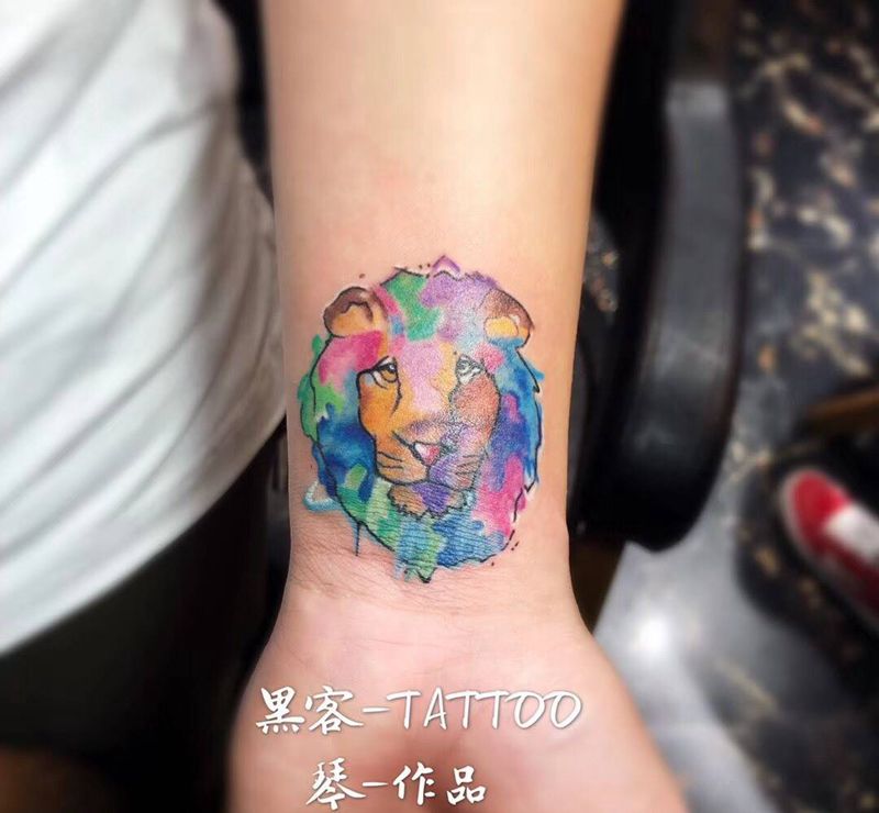 手腕遮盖，彩色小狮子纹身图片