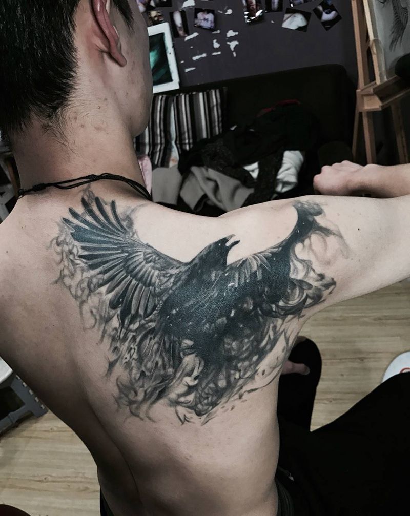 乌鸦王纹身图片_背部肩部水墨欧美写实纹身图案