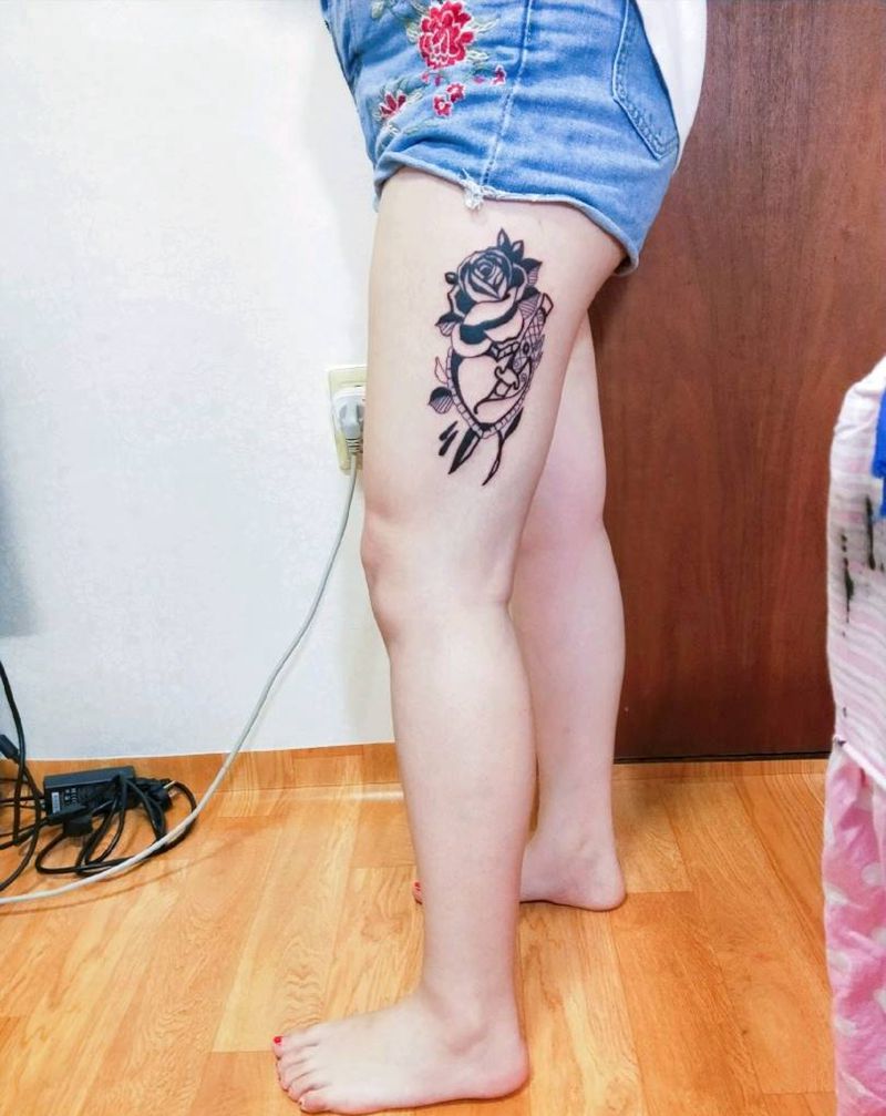 大腿玫瑰爱心和匕首纹身图片