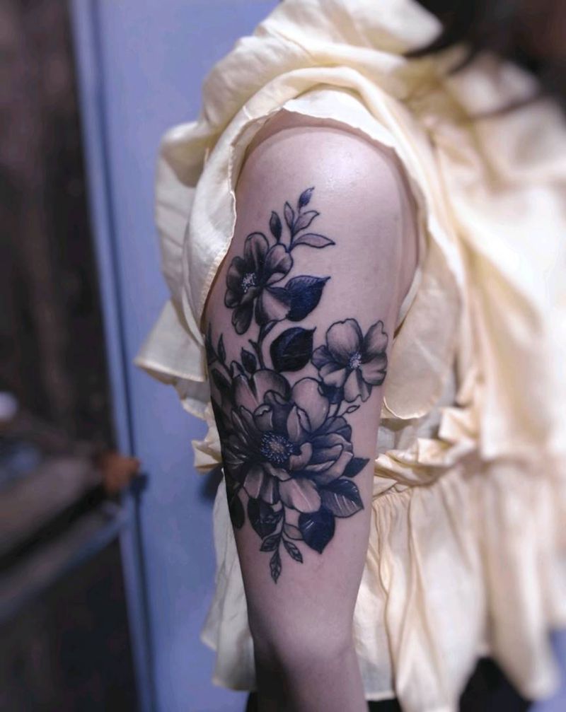 黑灰 素花纹身图片_手臂纹身图案