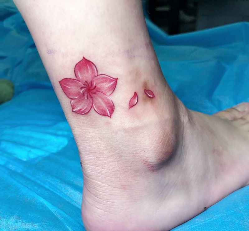 樱花纹身图片_脚部腿部小清新纹身图案