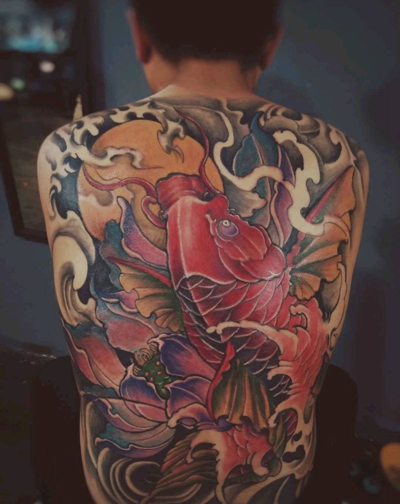 满背鲤鱼“历时半年”完工纹身图片_背部新传统纹身图案