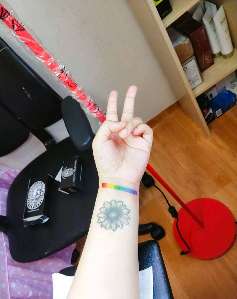 彩虹条纹身图片