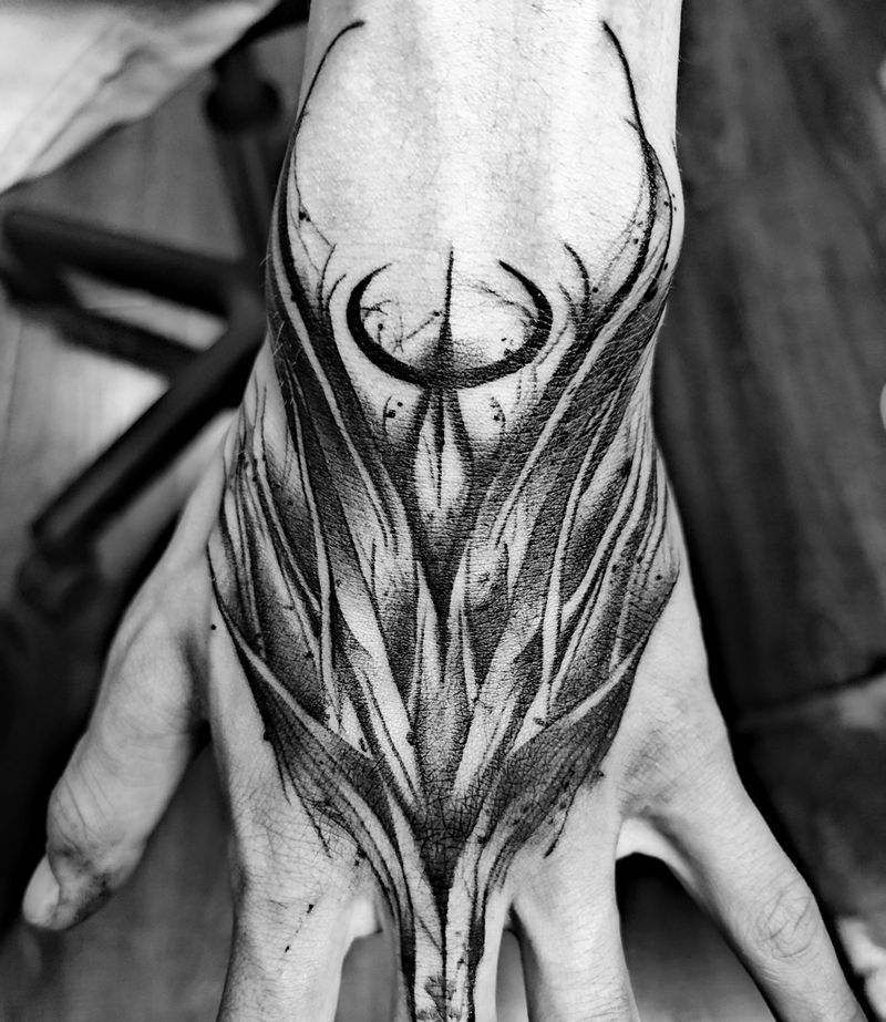 Dark lettering纹身图片_手部花体字纹身图案