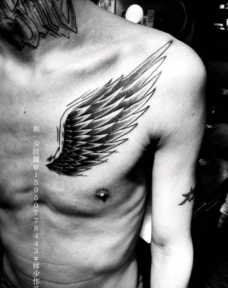 胸口翅膀纹身图片_胸部Old School纹身图案