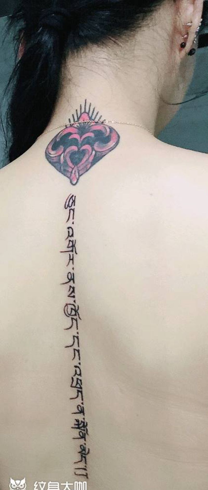 梵文纹身图片_背部纹身图案