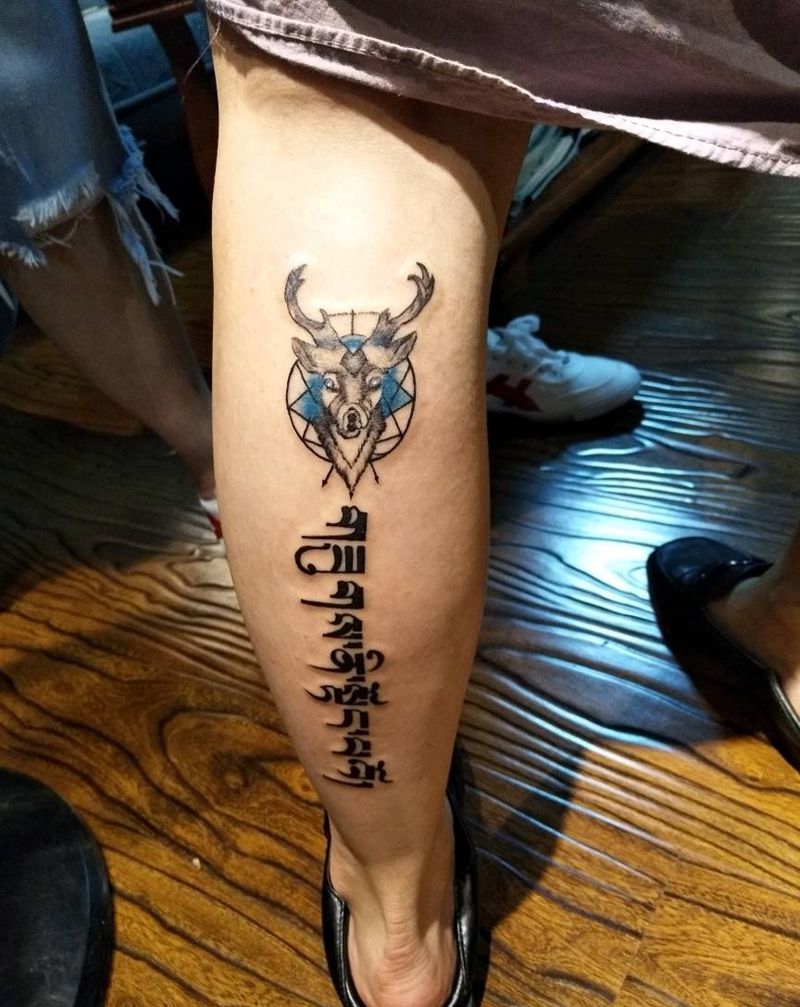 鹿头纹身图片_腿部花体字几何纹身图案