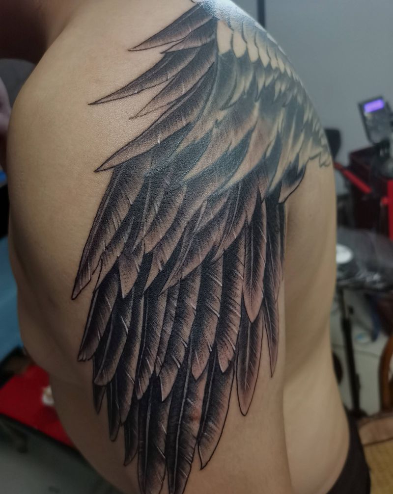 翅膀纹身图片_手臂新传统纹身图案