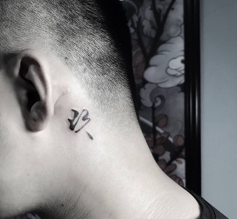 《玖》纹身图片_成品字符颈部纹身图案