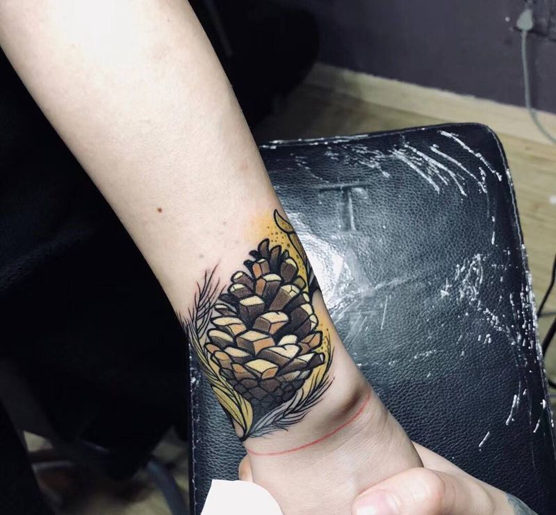 松塔一个纹身图片_手臂New School纹身图案