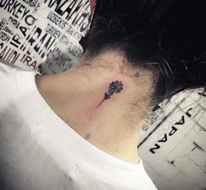 荷花小图纹身图片_成品颈部清新纹身图案