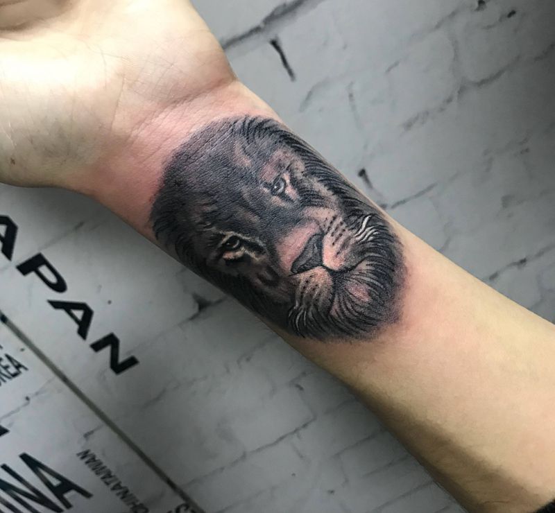 狮子王遮盖纹身图片_成品手臂写实纹身图案