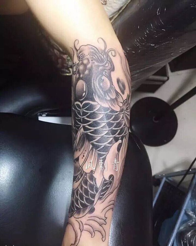 鲫鱼包小臂纹身图片