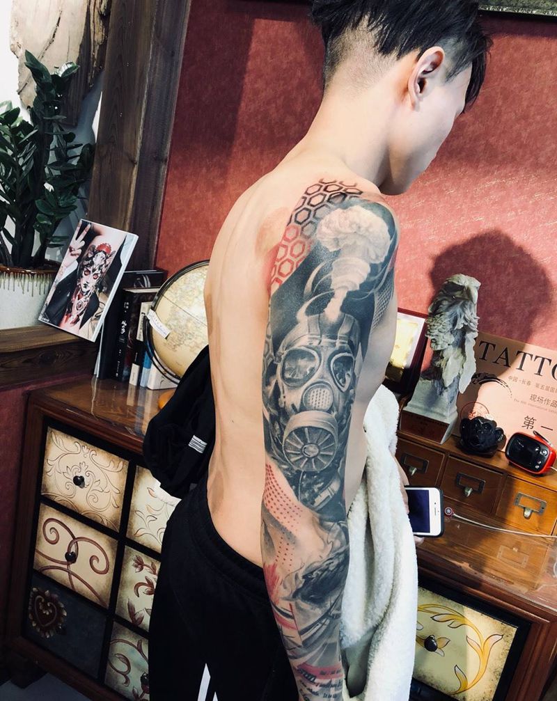 未完 原创花臂一只纹身图片_手臂肩部欧美写实几何纹身图案