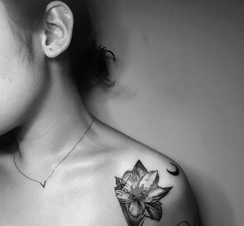 肩花百合纹身图片_成品肩部清新植物纹身图案