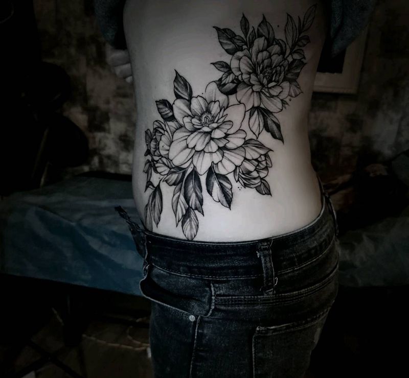 腰部素花纹身图片_腰部纹身图案