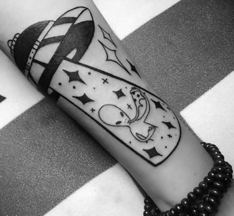 外星人吃披萨纹身图片_成品手臂纹身图案