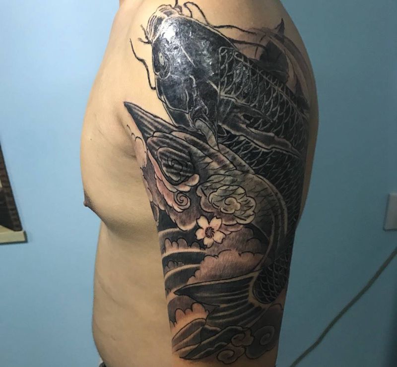 大臂遮盖鲤鱼纹身图片_成品手臂传统纹身图案