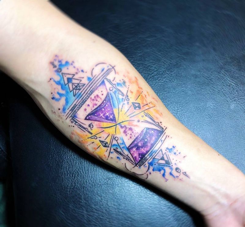 手臂小纹身，彩色晕染沙漏纹身图片