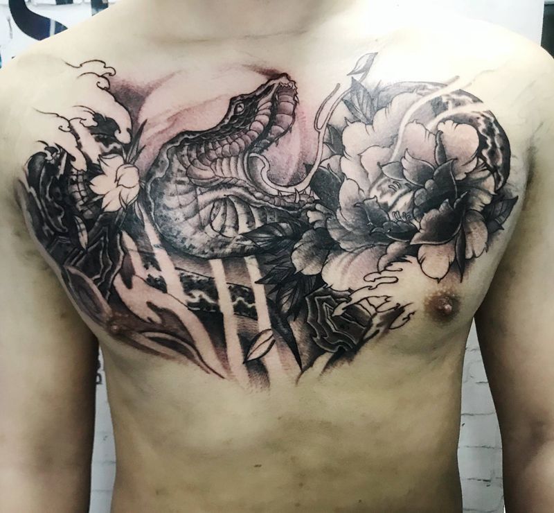 花胸遮盖纹身图片_成品胸部传统纹身图案