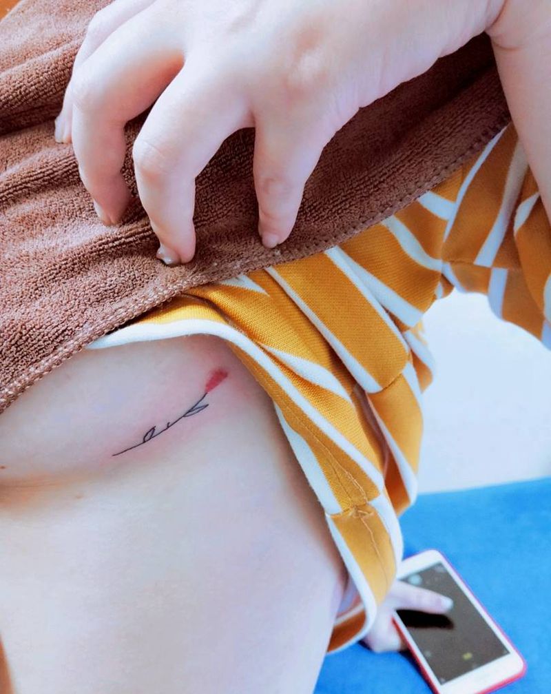 胸侧小植物纹身图片