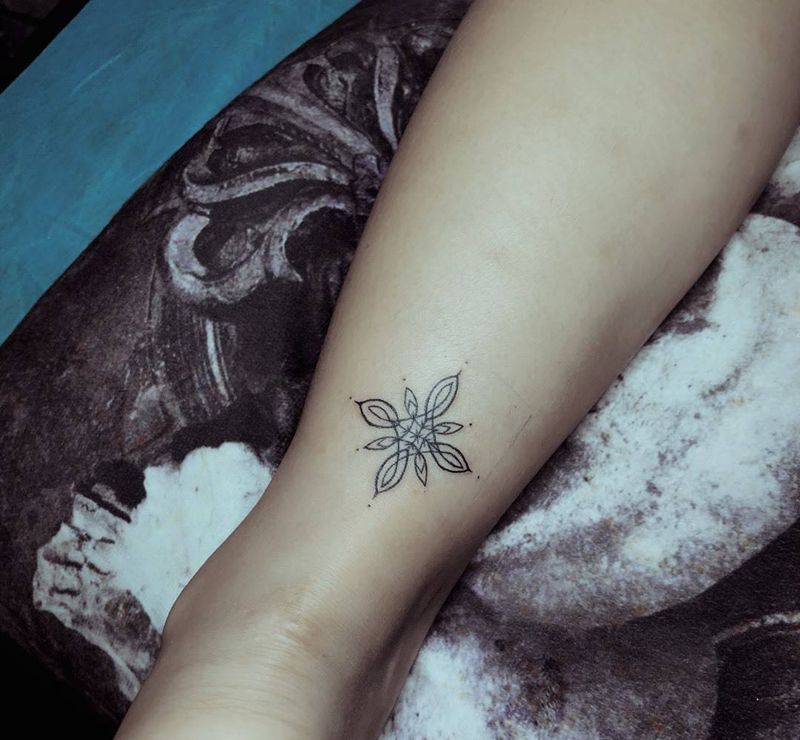 小清新纹身图片_脚部腿部几何纹身图案