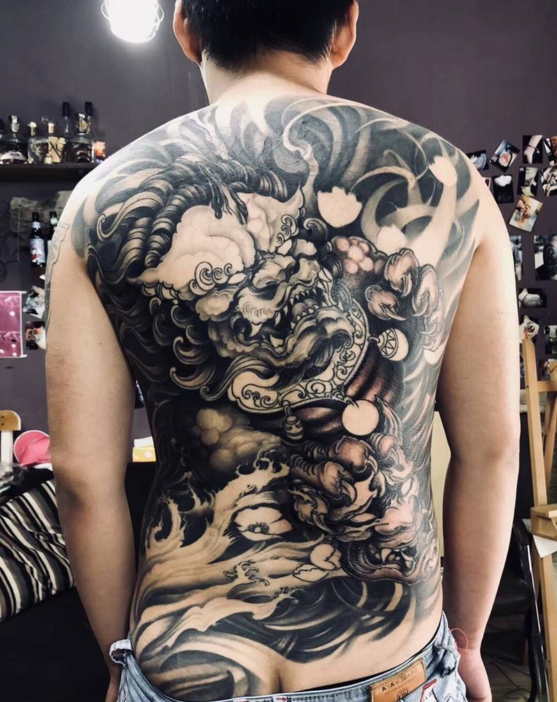 原创唐狮 遮盖会飞的翅膀纹身图片_背部臀部新传统纹身图案