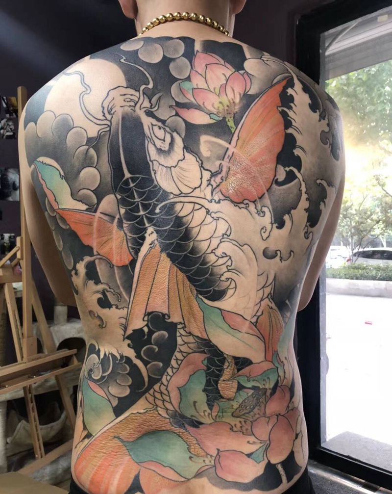 一个爱浪的绿鲤鱼纹身图片_背部臀部新传统老传统纹身图案