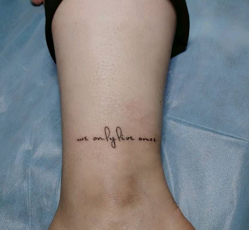 我们只活一次纹身图片_腿部花体字纹身图案