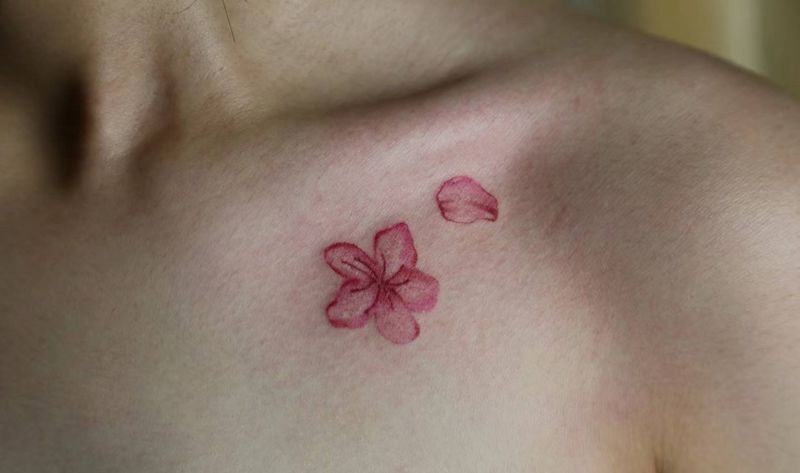 樱花纹身图片_肩部水彩纹身图案