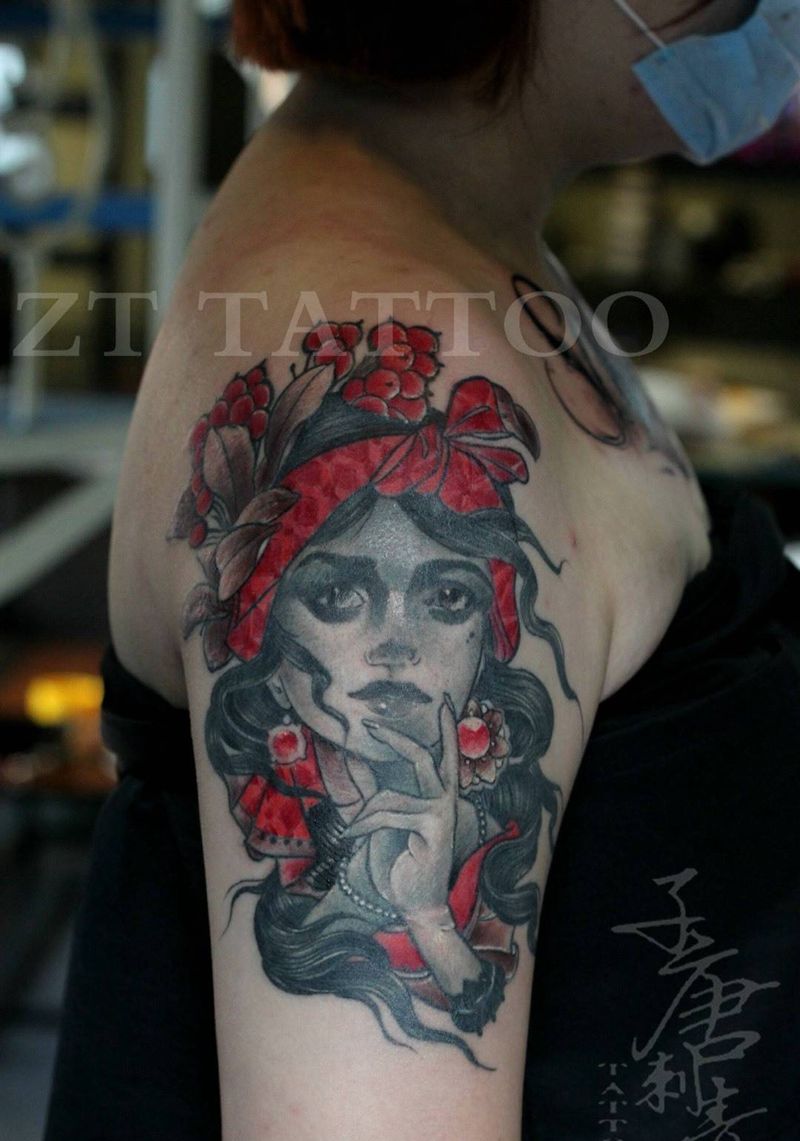 少女纹身图片_成品手臂欧美人物植物纹身图案